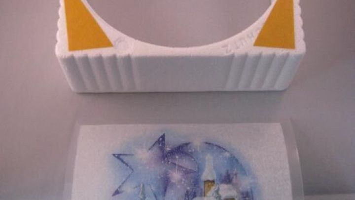 Ein quadratischer Styroporrand und eine dekorierte Folie mit winterlichem Motiv werden f&uuml;r romantisches Licht verwendet.