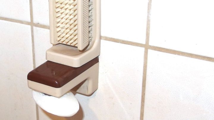 Ein Magnetseifenhalter h&auml;ngt an einer Fliese, w&auml;hrend er eine Seife h&auml;lt, ideal f&uuml;r ein bohrfreies Badezimmer.