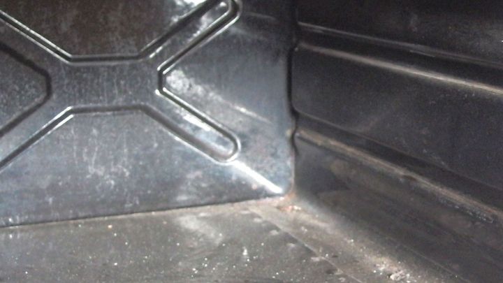 Ein Backofeninneres, das schmutzig ist, zeigt R&uuml;ckst&auml;nde und Ablagerungen. Reinigung wird hier ohne M&uuml;he und Scheuern empfohlen.