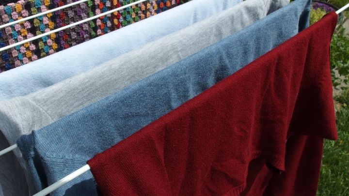 Bunte W&auml;sche h&auml;ngt zum Trocknen auf einem W&auml;schest&auml;nder im Freien, kann nach 40 Grad-W&auml;sche muffig riechen.