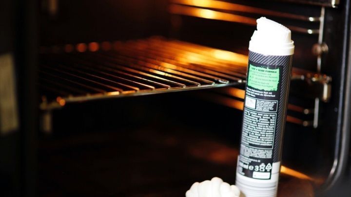 Ein Rasiergel steht auf dem Boden eines Backofens, w&auml;hrend sich die Innenw&auml;nde im Dunkeln befinden.