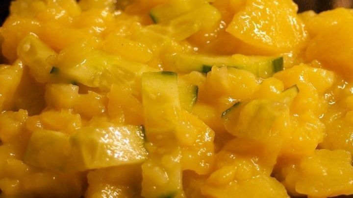 Ein bunter Kartoffelsalat ohne Fett zeigt gehackte Kartoffeln und frisches Gem&uuml;se in einer dekorativen Sch&uuml;ssel.