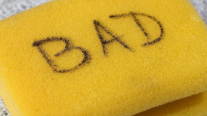 Ein gelber Schwamm mit der Aufschrift &bdquo;BAD&ldquo; liegt auf einer Arbeitsfl&auml;che und deutet auf seine ungeeignete Verwendung hin.