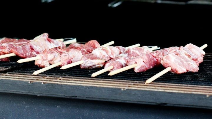 Schaschlikspie&szlig;e liegen auf einem Grillrost und sind bereit zum Grillen, um saftige, gegrillte Leckerbissen zu werden.