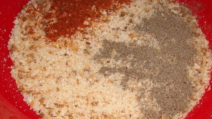 Paniermehl liegt in einer Sch&uuml;ssel, vermischt mit Gew&uuml;rzen, bereit zum W&uuml;rzen und Verfeinern von Gerichten.