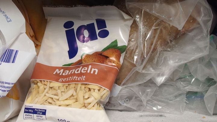 In einem Gefrierfach liegen verpackte Mandeln, die ordentlich gelagert sind, um ihre Frische zu erhalten.