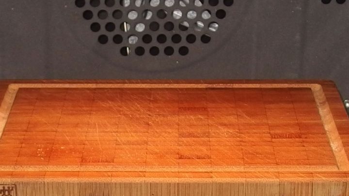 Ein Holzschneidebrett liegt sauber auf einer Arbeitsfl&auml;che und ist bereit zum Schneiden in einer modernen K&uuml;che.