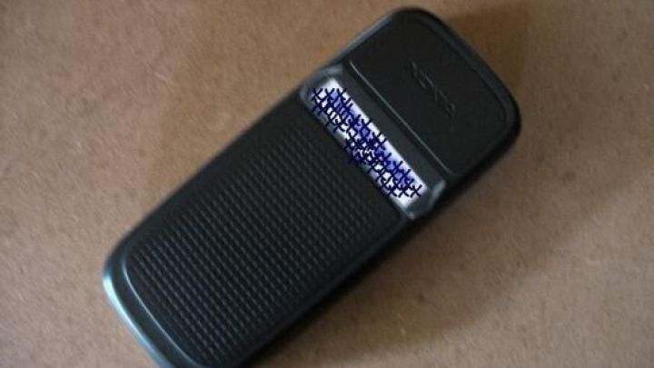 Ein Mobiltelefon liegt auf einem Tisch, bereit zur Nutzung, um die Handynummer jederzeit parat zu haben.