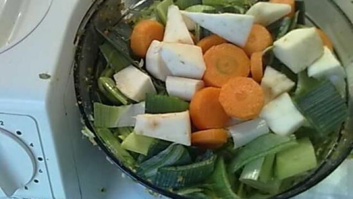 Frisches Gem&uuml;se wie Karotten und Lauch wird zubereitet, um eine Suppenw&uuml;rze ohne Geschmacksverst&auml;rker herzustellen.