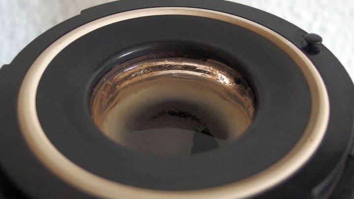 Eine Thermoskanne h&auml;lt Sauce warm und zeigt den Innenbereich mit reflektierendem Material, ideal f&uuml;r hei&szlig;e Speisen.