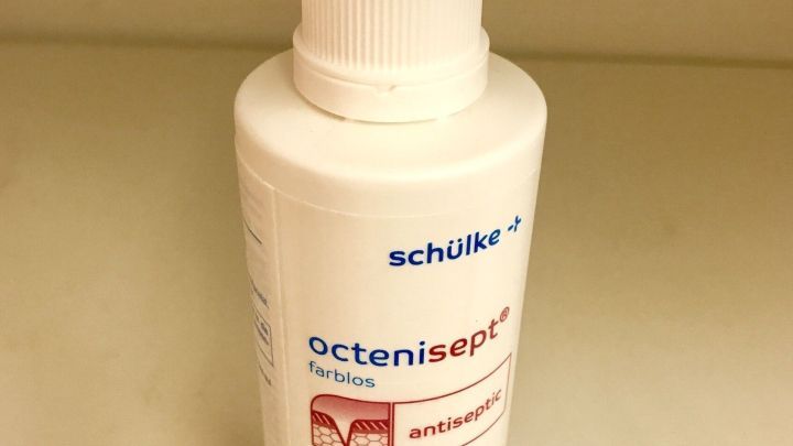 Eine Flasche Octenisept steht auf einer neutralen Oberfl&auml;che und wird zur Behandlung von Pickeln verwendet.