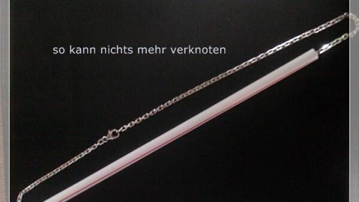 Kette durchl&auml;uft einen Strohhalm, um Verknoten zu vermeiden; Text: "so kann nichts mehr verknoten."