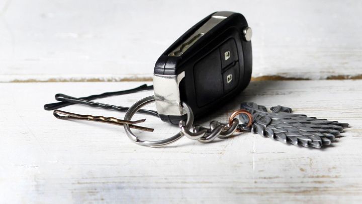 Auf einem Holztisch liegen Haarklammern neben einem Autoschl&uuml;ssel, ideal zur praktischen Umnutzung in allt&auml;glichen Situationen.