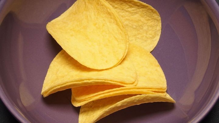 Knabbereien liegen auf einem purpurfarbenen Teller und warten darauf, verwertet zu werden.