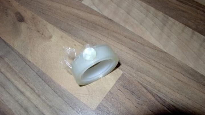 Ein Klebestreifenst&uuml;ck liegt auf einem Holztisch und markiert das Ende eines Bandes f&uuml;r einfache Verwendung.