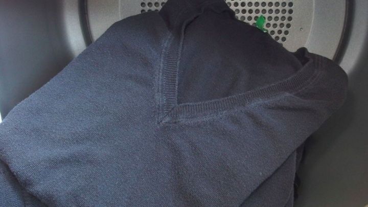 Schwarze W&auml;sche liegt sauber im Trockner und wartet darauf, sofort gefaltet zu werden, um Platz zu schaffen.