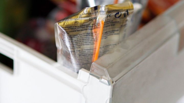 Ein Capri-Sonne-Pack steht in einer Kiste, w&auml;hrend es als K&uuml;hlakku f&uuml;r andere Lebensmittel dient.