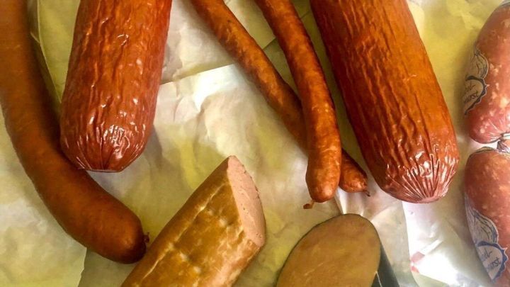 Eine assortment von Wurstwaren liegt auf Papier, bereit f&uuml;r den Transport vom Urlaubsort nach Hause.