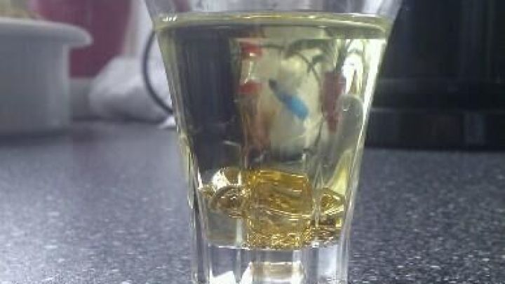 Mit etwas Spiritus im Schnapsglas reinigst du deinen Goldschmuck schnell und einfach, wie im Artikel zum Gold putzen erkl&auml;rt.