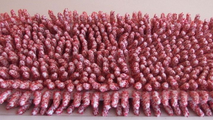 Ein Mikrofaserbezug f&uuml;r Bodenwischer liegt auf einem Tisch, bereit zum Reinigen von B&ouml;den in einem Haushalt.