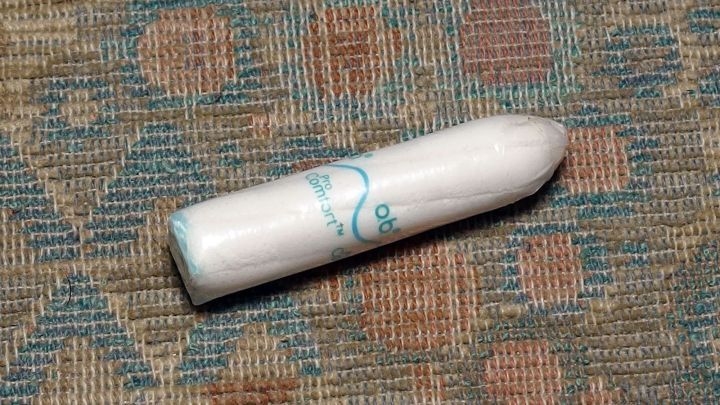 Ein kleiner, wei&szlig;er Inhalator liegt auf einem gemusterten Stoff. Er wird verwendet, um die Atmung durch die Nase zu verbessern.