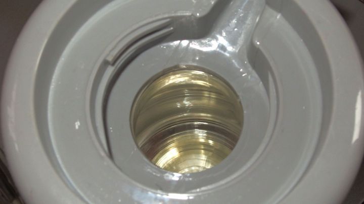 Eine Kaffeethermoskanne pr&auml;sentiert sich blitzeblank, w&auml;hrend gesundes Wasser darin gespeicherte W&auml;rme beh&auml;lt.