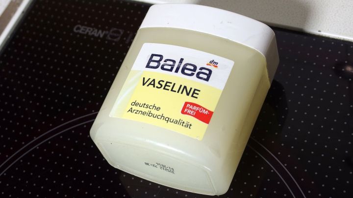 Ein Glas- und Keramikkochfeld ist mit einer Dose Balea Vaseline versehen, die f&uuml;r Pflege und Sauberkeit sorgt.