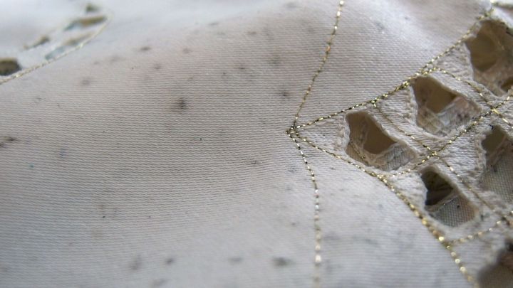 Ein Stoffst&uuml;ck zeigt vermehrt Schimmel und Stockflecken, ideal zum Entfernen mit Backpulver.