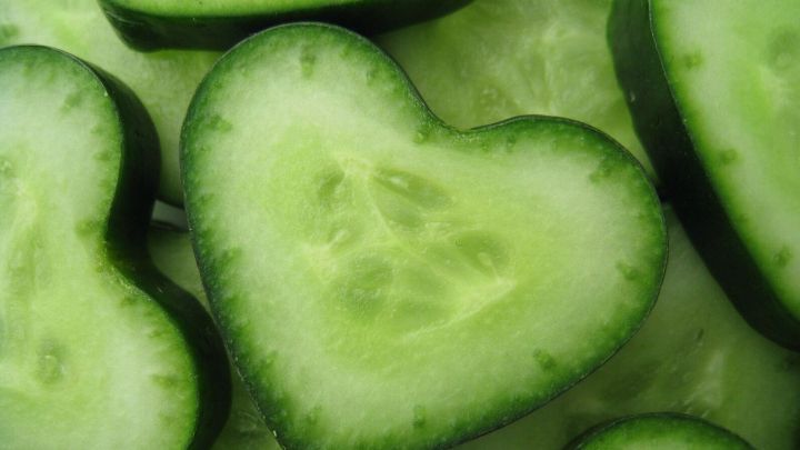 Herzf&ouml;rmig geschnittene Gurkenscheiben liegen dekorativ &uuml;bereinander.