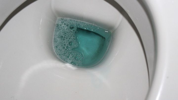 Eine Schaumwolke aus Mundsp&uuml;lwasser befindet sich im Toilettenbecken, um die schmutzige Toilette zu reinigen.