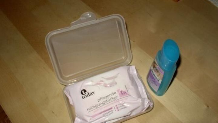 Eine Packung Abschminkt&uuml;cher liegt ge&ouml;ffnet auf einem Tisch neben einer Flasche Make-up-Entferner.