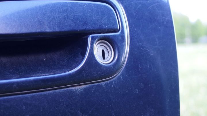 Ein T&uuml;rschloss am Auto, das mit Waffen&ouml;l gesch&uuml;tzt ist, um das Einfrieren in kaltem Wetter zu verhindern.