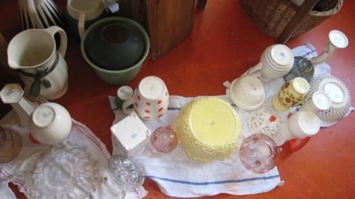 In der K&uuml;che liegt eine gro&szlig;e Abtropffl&auml;che mit verschiedenen Geschirrteilen, die zum Trocknen arrangiert sind.