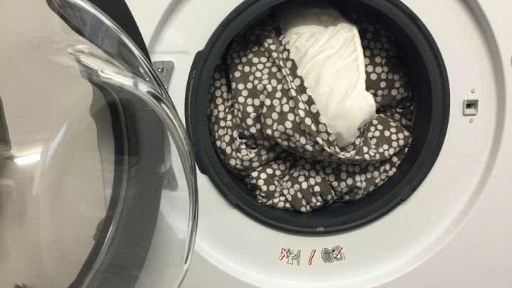 Eine Waschmaschine zeigt Bettw&auml;sche, die gewaschen wird, um die Sauberkeit und Frische f&uuml;r ganz bequeme Leute zu gew&auml;hrleisten.