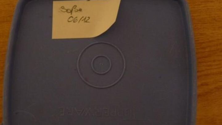 Ein blauer Tupper-Beh&auml;lter mit einem beschrifteten Zettel zeigt, wie man Tupper f&uuml;r die K&uuml;hltruhe beschriften kann.