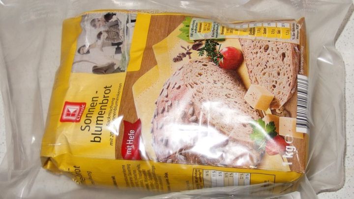 Ein verpacktes Lebensmittel, ein Brot, wird in einer transparenten Folie gezeigt, was hilft, Lebensmittelmotten zu vermeiden.
