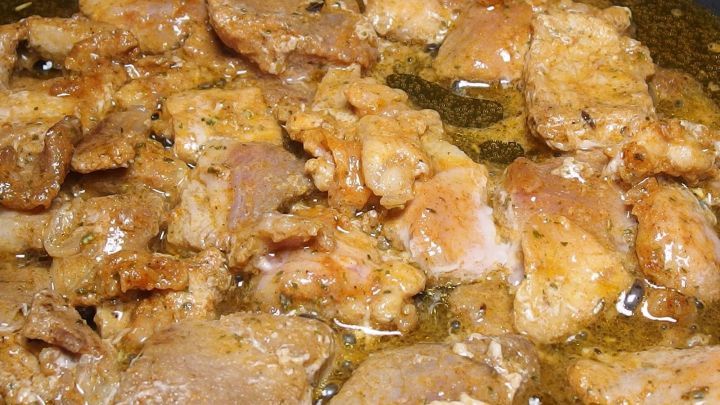 Zarte, goldbraune Putenfleischst&uuml;cke braten in einer Pfanne mit aromatischer Marinade in einer K&uuml;che.