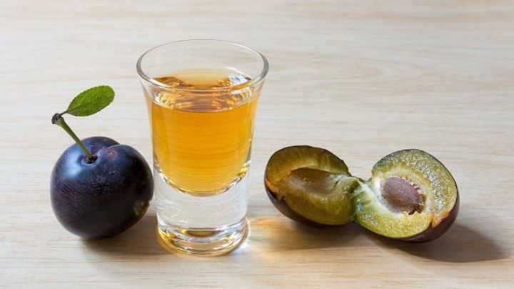 Aus frischen Pflaumen und wenigen Zutaten kannst du ganz einfach deinen eigenen Lik&ouml;r wie im Artikel selbst ansetzen.