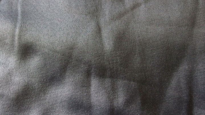 "Kopfkissenfalten" morgens schnell gl&auml;tten: Wasser - erst warm, dann kalt - und eine Extraportion Feuchtigkeitscreme.