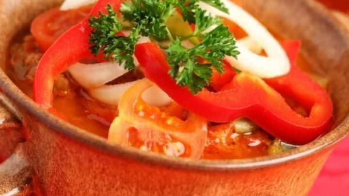 Letscho einfach selbst gemacht: Frisches Paprikagem&uuml;se mit Zwiebeln und Tomaten sorgt f&uuml;r aromatischen Genuss in deiner K&uuml;che.