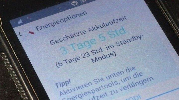 Ein Smartphone zeigt eine Akkustatusanzeige, die 3 Tage 5 Stunden im Standby-Modus anzeigt, zusammen mit einem Tipp zur Akkulaufzeit.
