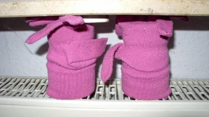 Nasse Handschuhe werden gew&auml;rmt und trocknen auf einer Heizung in einem gem&uuml;tlichen Raum, um sie wieder einsatzbereit zu machen.