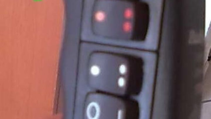 Eine Hand h&auml;lt ein Bedienfeld mit Symbolen zum Haarestylen, darunter eine Kaltstufe f&uuml;r die richtige Haarform.