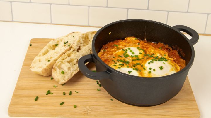 Genie&szlig;e das marokkanische Fr&uuml;hst&uuml;ck "Bayd o Matischa", serviert mit fluffigem Fladenbrot.