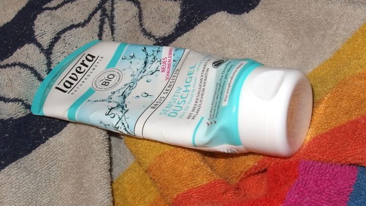 Eine Tube Duschgel liegt auf einem bunten Handtuch, bereit zur Verwendung f&uuml;r die H&auml;ndew&auml;sche.