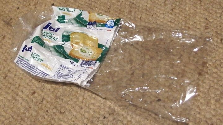 Ein frischer Frischhaltebeutel liegt auf einem Teppichboden und zeigt, wie er f&uuml;r Lebensmittelverpackungen verwendet wird.