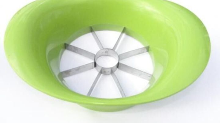 Eine gr&uuml;ne Sch&uuml;ssel mit einem speziellen Schneidwerkzeug steht bereit, um Zwiebeln ohne Tr&auml;nen zu schneiden.