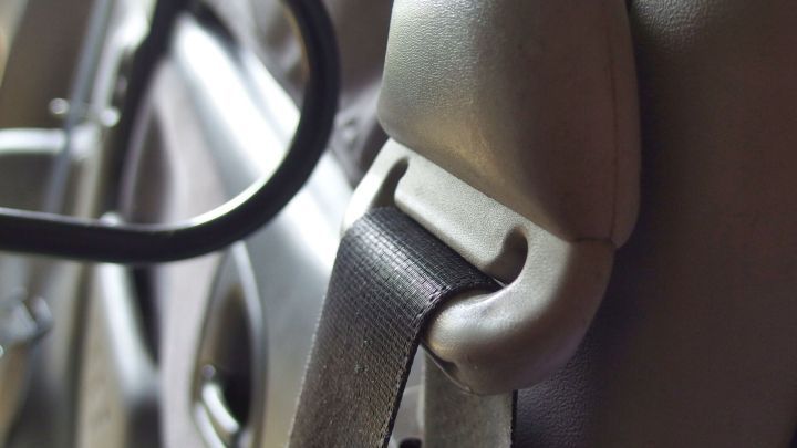 Ein Anschnallgurt klemmt an einem Autositz, rollt sich nur langsam auf und ist in einem funktionalen Zustand.