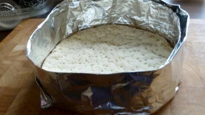 Mit Alufolie und Backpapier l&auml;sst sich ein Tortenring ganz einfach selber machen &ndash; flexibel f&uuml;r jede Gr&ouml;&szlig;e, wie hier im Bild gezeigt.