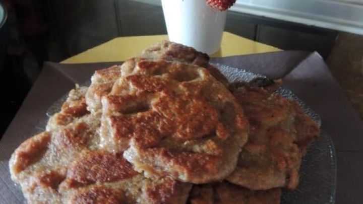 Ein Stapel knuspriger Brotpuffer liegt auf einem Glasteller, umgeben von herbstlicher Blumendekoration in der K&uuml;che.